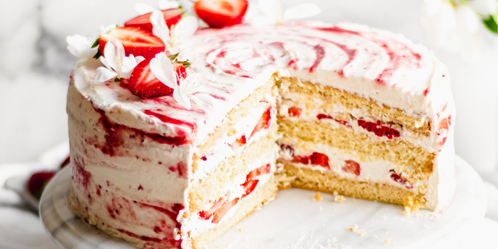 https://smartdigiblogs.info/wp-content/uploads/2023/06/strawberry-cake.jpg